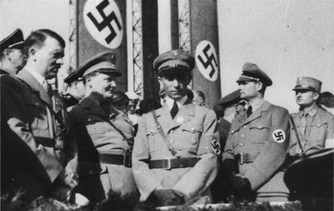 De izqda a derech Hitler, Goring, Goebbels y Hess en 1933