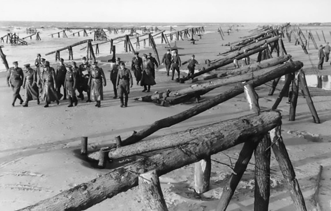 Erwin Rommel revisa las defensas en una de las playas francesas del ‘Muro Atlántico’. abril, 1944.