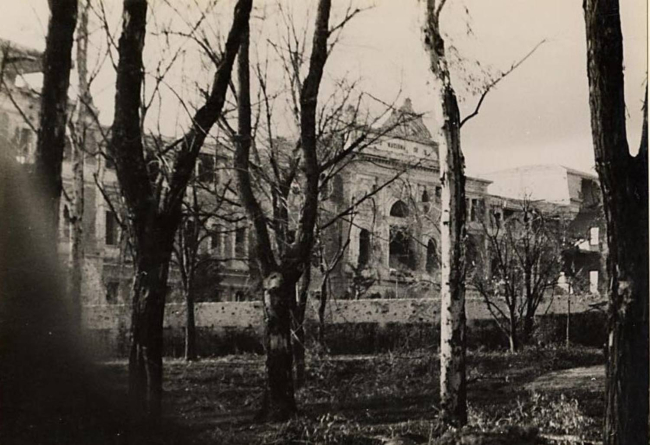 Fachada dañada del Instituto de Higiene Alfonso XIII. Albero y Segovia. 14 marzo de 1937. Ministerio de Cultura y Deporte.