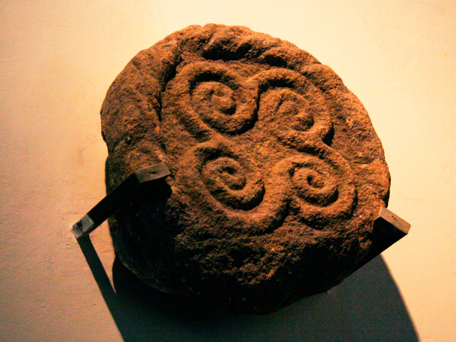 Esvástica celta, expuesta en el Museo Arqueológico del Monte Santa Tecla / Flickr