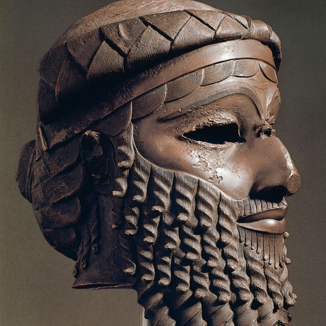 Máscara de bronce que podría representar a Sargón de Acad. Estuvo expuesta en el Museo Nacional de Irak. En 2003 fue saqueado y desde entonces se desconoce su paradero.
