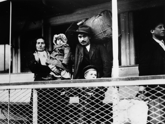 Familia de emigrantes italianos. Imagen: Getty Images.