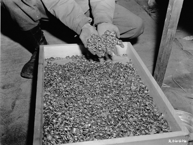 Anillos de oro y otras joyas robadas a los prisioneros del campo de concentración de Buchenwald. Imagen: Wikimedia Commons