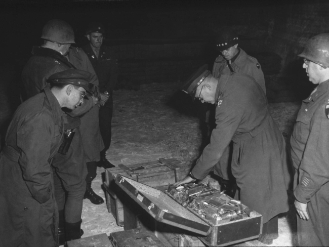 El general Dwight Eisenhower inspecciona un arcón lleno de lingotes de oro expoliados por los nazis. Imagen: Getty Images