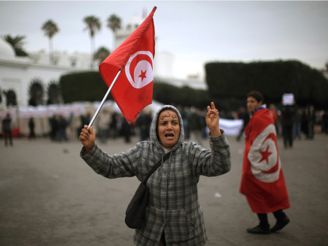 Tunecinos manifestándose en la capital homónima del país el 25 de enero de 2011. / Christopher Furlong. Getty Images