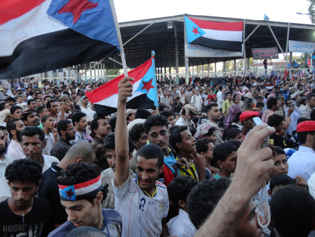Manifestantes en la ciudad de Aden claman por la secesión entre el Sur y el Norte de Yemen en octubre de 2011. / AlMahra. Wikimedia