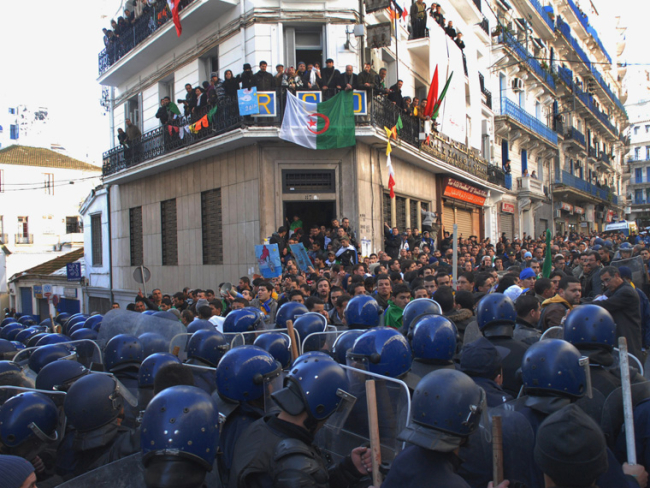 Policías antidisturbios tratan de refrenar una manifestación en la ciudad de Algiers el 22 de enero de 2011. / GTRES
