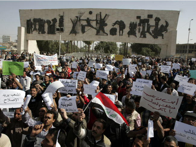 Ciudadanos iraquíes entonan consignas contra el Gobierno el 4 de marzo de 2011 en la plaza de Tahrir de Bagdad. / Getty Images