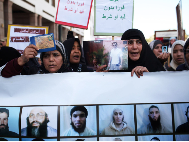 Algunas mujeres cuyos familiares han sido arrestados salen a la calle contra el régimen del monarca Mohammed VI en Rabat, el 20 de febrero de 2011. / Spencer Platt. Getty Images
