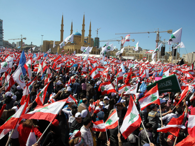 Miles de manifestantes inundan Beirut reclamando el cese de las armas por parte de Hezbollah el 13 de marzo de 2011. /  Salah Malkawi. Getty Images