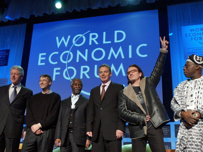 Bill Clinton, Bill Gates, Thabo Mbeki, Tony Blair, Bono y Olusegun Obasanjo durante el Foro de 2008. / World Economic Forum. Remy Steinegger