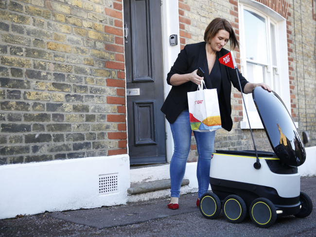 Un robot autónomo de reparto de comida a domicilio / Getty