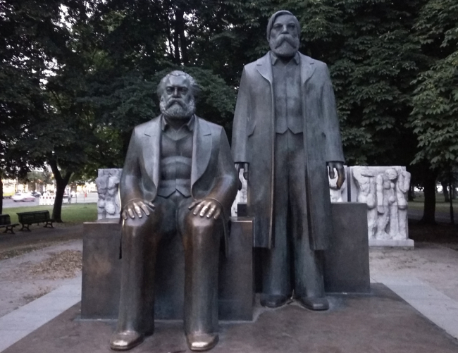 Monumento a Karl Marx y Friedrich Engels en Berlín. / Wikimedia Commons. VardanMn