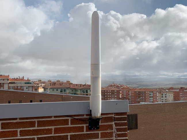 Un pequeño aerogenerador sin aspas, prototipo de 85 centímetros en el tejado de la Escuela Politécnica Superior de Ávila  (Vortex Bladeless).