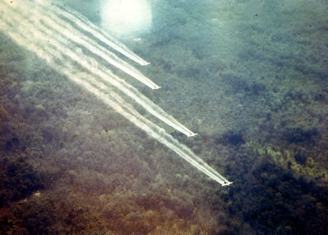 Aviones de guerra estadounidenses rociando agente naranja en Vietnam.