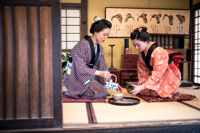 En algunas culturas, la preparación del té es una tradición ceremonial.