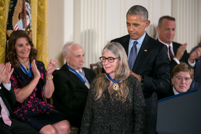 Barack Obama colocando la Medalla Presidencial de la Libertad a Margaret Hamilton en 2016. Wikimedia.