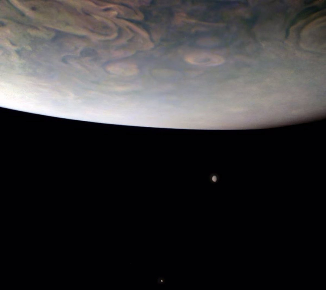 Juno capta dos lunas en la lejanía de Júpiter