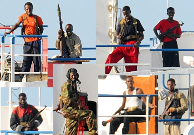 Piratas somalíes en una nave capturada