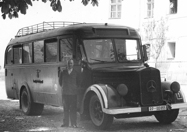 Un autobús Gekrat y su conductor.