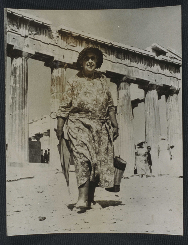 Agatha Christie de visita en la Acrópolis de Atenas. 1958